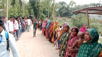 ঘিওরে মিথ্যা মামলার প্রতিবাদে মানববন্ধন