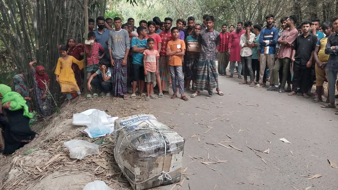 মানিকগঞ্জে পরিত্যক্ত এসির কার্টুন থেকে তরুণীর মরদেহ উদ্ধার”