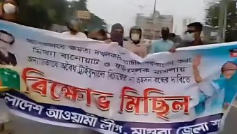 মাস্ক-হেলমেট পরে মাগুরায় আওয়ামী লীগের ঝটিকা মিছিল”