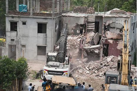 খালের জায়গায় থাকা দোতলা ভবন গুঁড়িয়ে দিল সিটি করপোরেশন