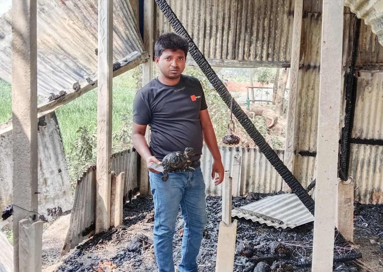 ঘিওরে বৈদ্যুতিক শট সার্কিট থেকে আগুন লেগে  মালামালসহ দুটি দোকান পুরে ছাই”