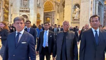 পোপ ফ্রান্সিসকে শ্রদ্ধা জানাতে ভ্যাটিকান সিটিতে প্রধান উপদেষ্টা