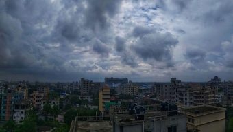 দুপুরের মধ্যে ঝড়-বৃষ্টির আভাস”
