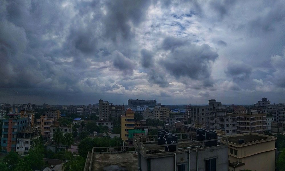 দুপুরের মধ্যে ঝড়-বৃষ্টির আভাস”