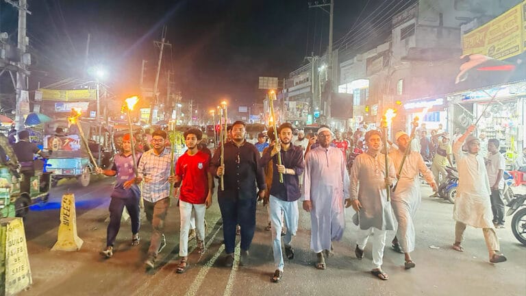 গাজায় ইসরায়েলি আগ্রাসনের বিরুদ্ধে নাটোরে মশাল মিছিল”