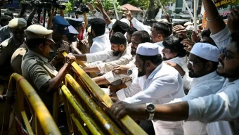 ওয়াকফ আইনের বিরুদ্ধে ভারত জুড়ে প্রতিবাদ, সই সংগ্রহ, মামলা