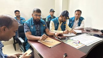 মাদারীপুর প্রাথমিক শিক্ষা অফিসে দুদকের অভিযান”
