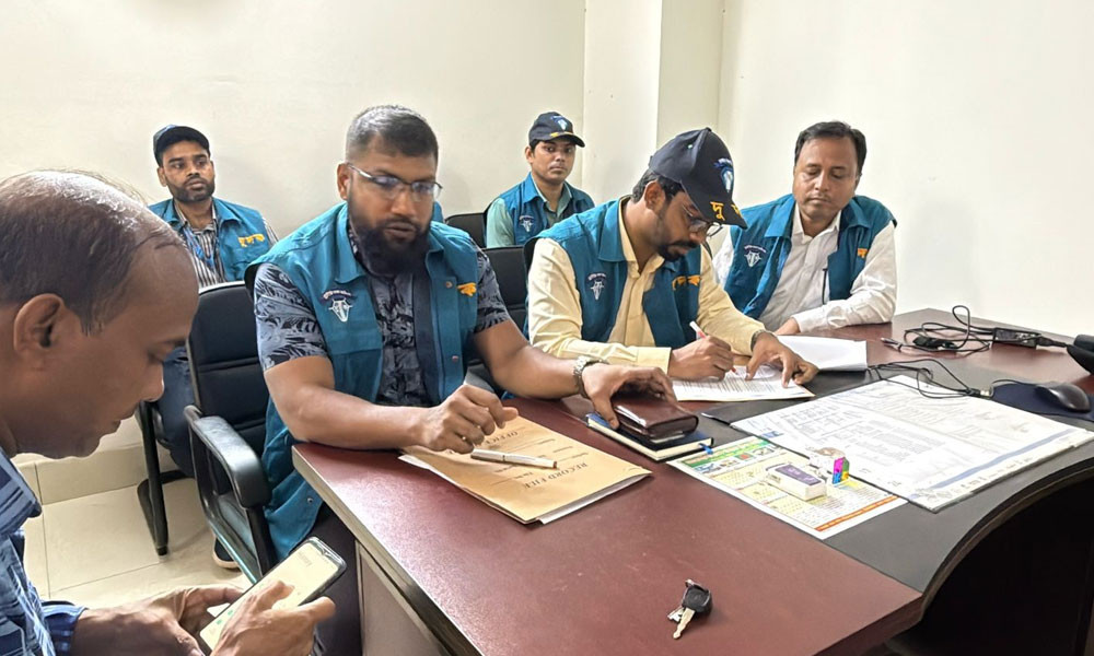 মাদারীপুর প্রাথমিক শিক্ষা অফিসে দুদকের অভিযান”