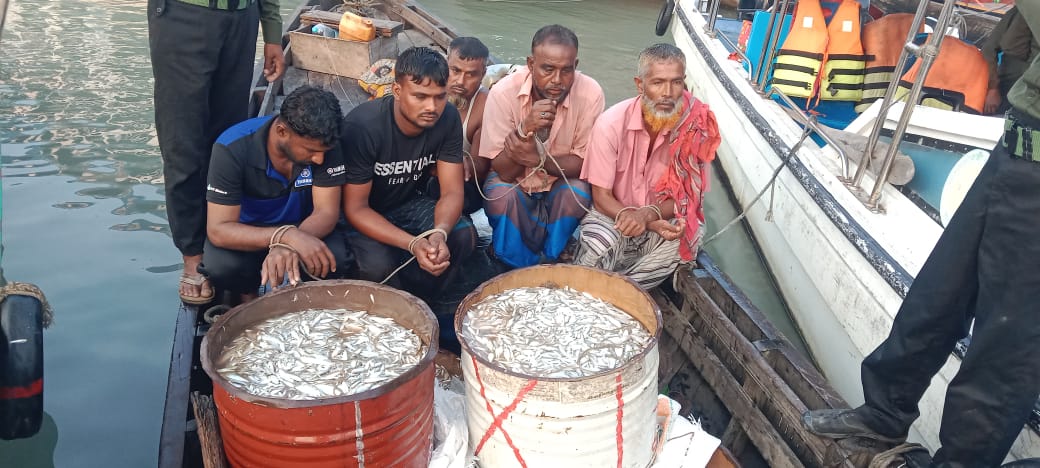 হিজলায় মেঘনার শাখা নদীর থেকে বিপুল পরিমানে জাটকা জব্দ ও আটক – ৫