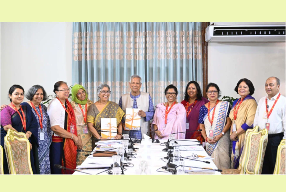 প্রধান উপদেষ্টার কাছে প্রতিবেদন জমা দিল নারীবিষয়ক সংস্কার কমিশন