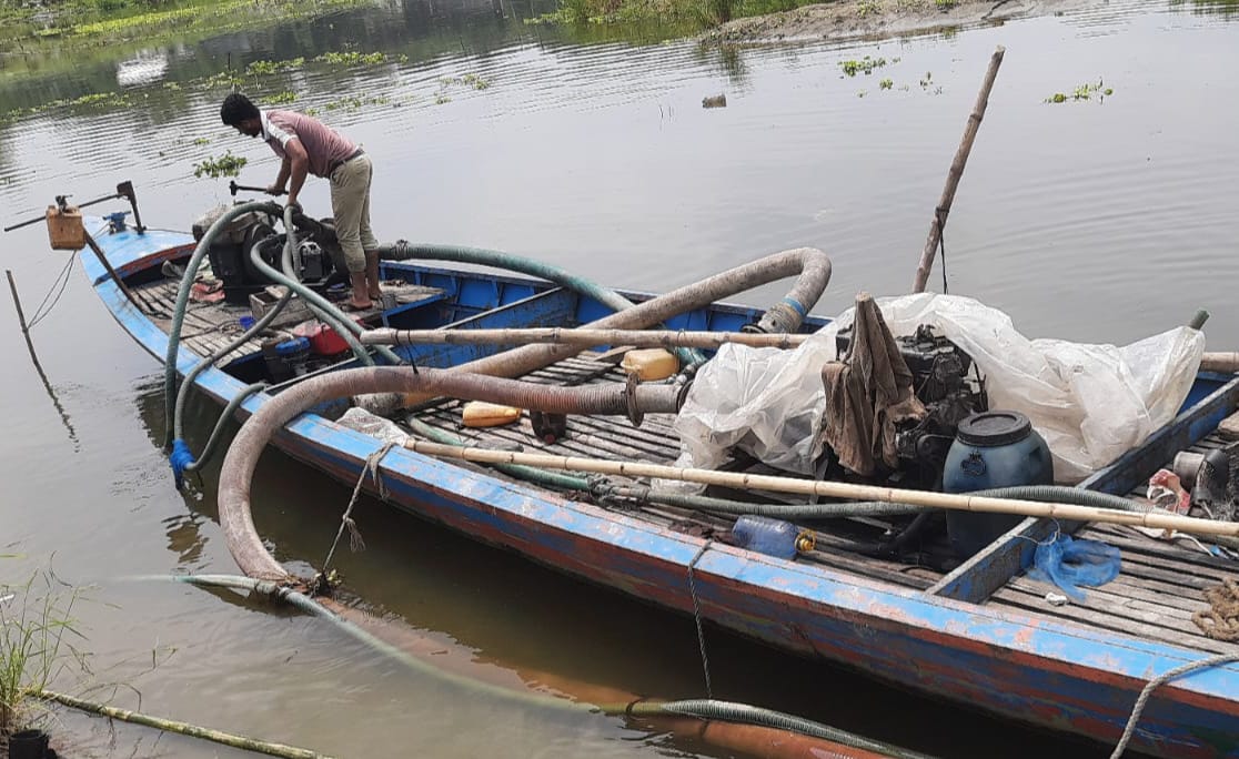 ঘিওরে অবৈধ ড্রেজার দিয়ে নদী থেকে মাটি উত্তোলনের দায়ে ২০০০ মিটার পাইপ ও দুটি ড্রেজার মেশিন বিনষ্ট