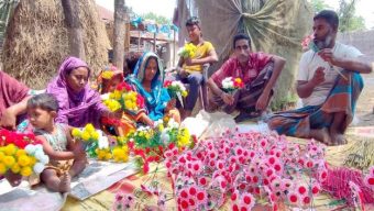 বৈশাখী মেলাকে ঘিরে ব্যস্ত জামগ্রামের কাগজের ফুল তৈরির কারিগররা