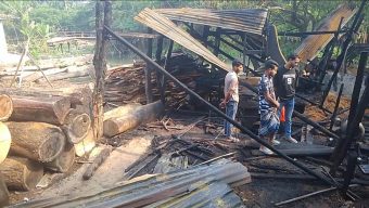 কাজিরহাট থানায় গভীর রাতে ( স,মিলে) করাত কলে দুর্বৃত্ত আগুন লাগিয়ে দেয়। 
