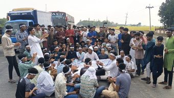 বিজয়নগরে কাফনের কাপড় পড়ে পলিটেকনিকের শিক্ষার্থীদের বিক্ষোভ”