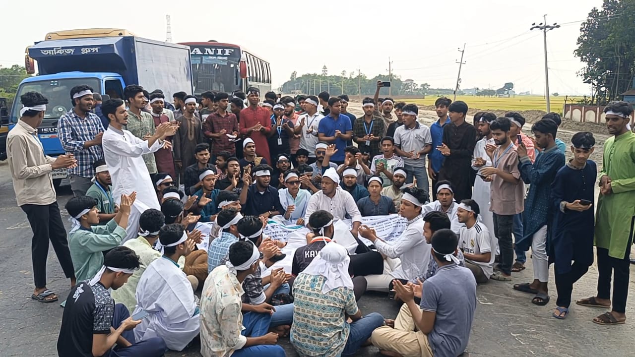 বিজয়নগরে কাফনের কাপড় পড়ে পলিটেকনিকের শিক্ষার্থীদের বিক্ষোভ”