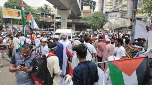 সকাল থেকেই লাখো মানুষের ঢল, পতাকা-টিশার্ট বিক্রির ধুম