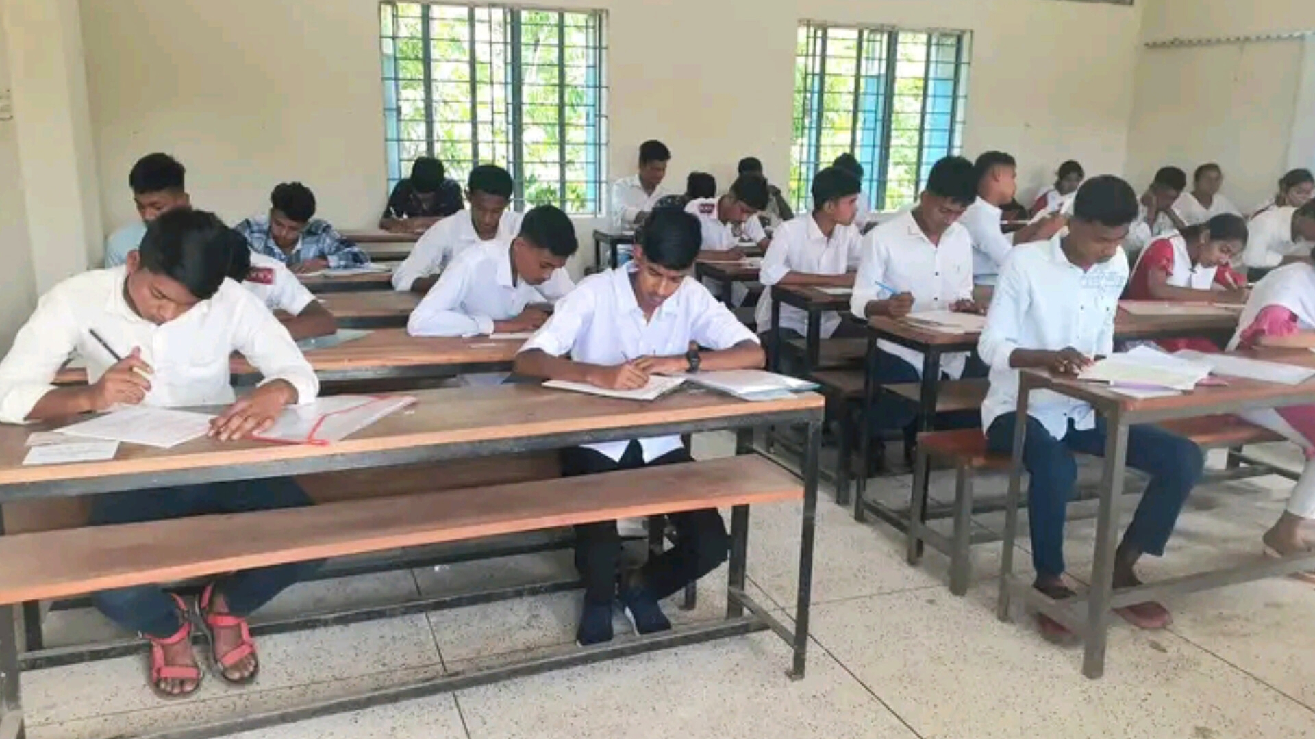 ঝালকাঠিতে সুষ্ঠু ও শান্তিপূর্ণ ভাবে অনুষ্ঠিত হচ্ছে এসএসসি পরীক্ষা
