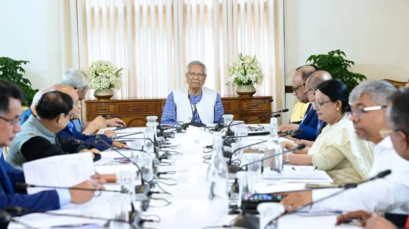 নির্বাচন ইস্যু ঘিরে যেভাবে সংকটের মুখোমুখি হয়েছে অন্তর্বর্তী সরকার