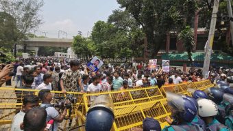 সচিবালয় অভিমুখে ইশরাক সমর্থকদের লংমার্চে পুলিশের বাধা