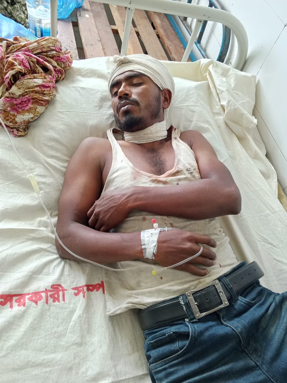 গাছ কাটাকে কেন্দ্র করে ছোট ভাইয়ের কুঠারের আঘাতে আহত বড় ভাই।  ভর্তি হাসপাতালে।