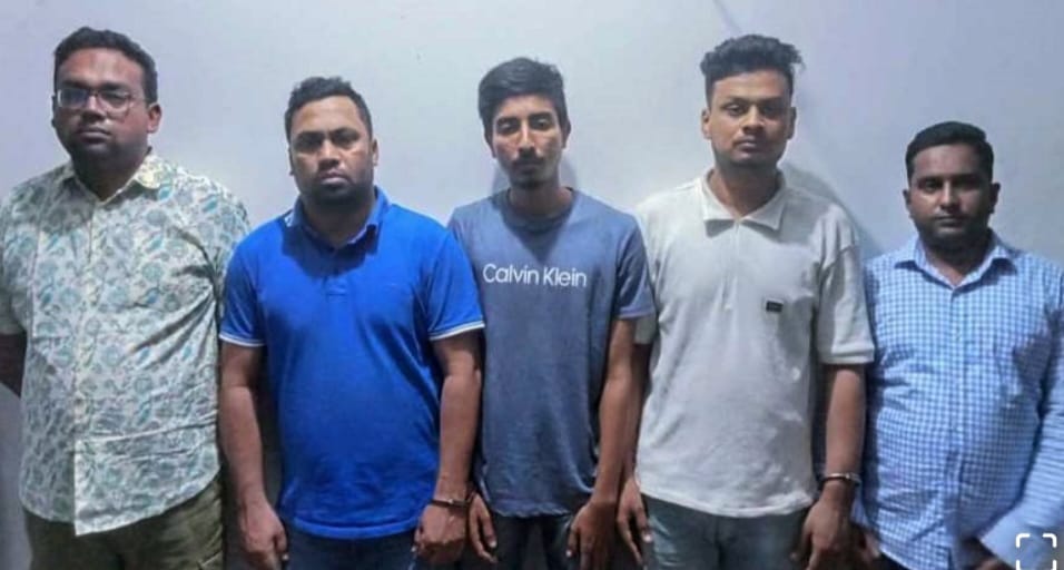 সাবেক স্বাস্থ্যমন্ত্রীর বাড়িতে অভিযান চালিয়ে ছাত্রলীগ যুবলীগের ৫ নেতা কর্মী গ্রেফতার