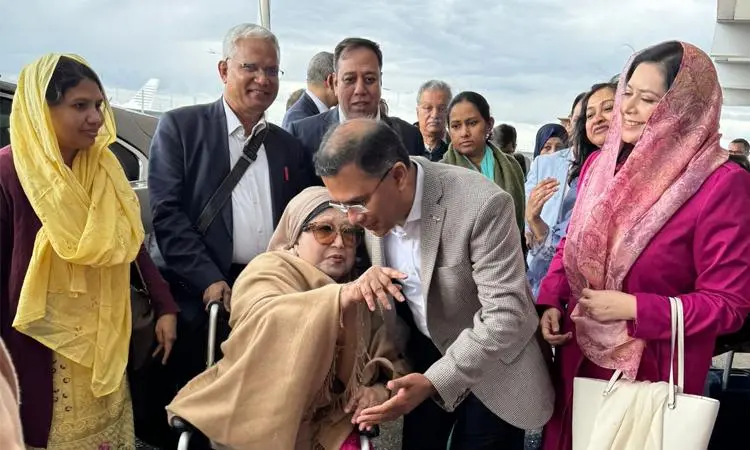 আজ ঢাকায় আসছেন খালেদা জিয়া”