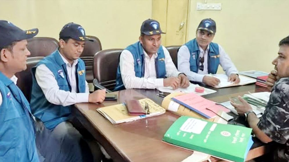 ঈশ্বরগঞ্জ পৌরসভায় দুদকের অভিযান