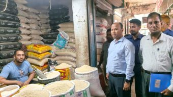 আখাউড়ায় পাটের মোড়ক ব্যবহার না করায় চার চাল ব্যবসায়িকে জরিমানা”