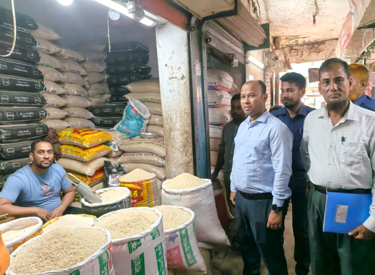 আখাউড়ায় পাটের মোড়ক ব্যবহার না করায় চার চাল ব্যবসায়িকে জরিমানা”