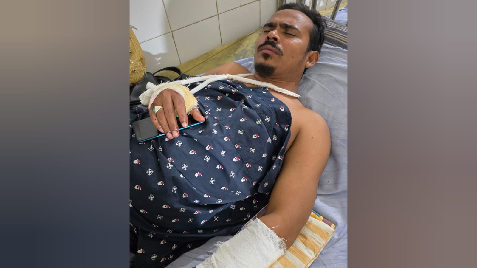 ডাকাতি ঠেকাতে উদ্যোগ নেওয়ায় ব্যবসায়ীর উপর হামলা