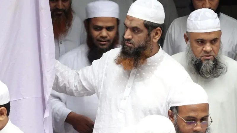নারী বিষয়ক সংস্কার কমিশন বাতিলসহ চার দাবিতে সরকারকে চাপে রাখতে মাঠে হেফাজত