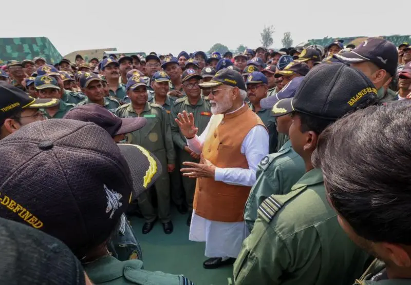 সেই আদমপুর বিমানঘাঁটিতে গেলেন নরেন্দ্র মোদী