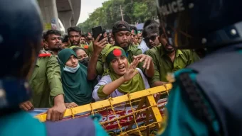 কারও জন্য ওয়াটার স্প্রে আর কাউকে লাঠিপেটা- সড়কে আন্দোলন নিয়ে সরকারের ভিন্ন আচরণ কেন?