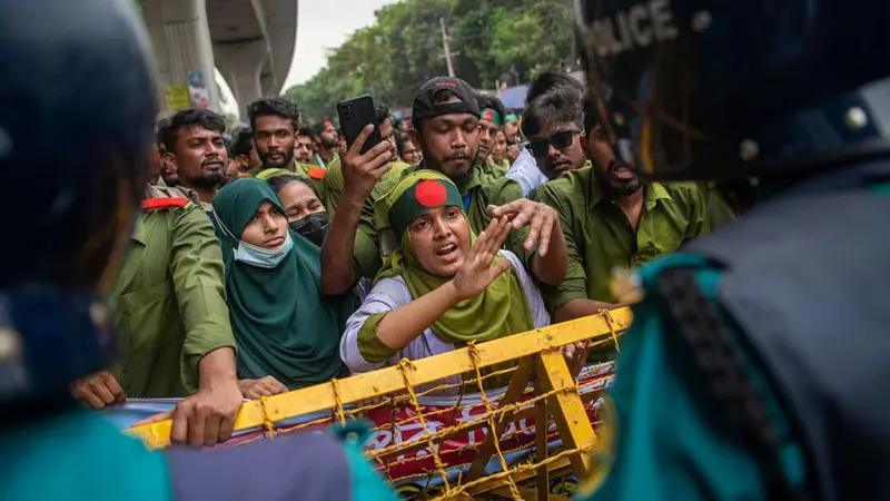 কারও জন্য ওয়াটার স্প্রে আর কাউকে লাঠিপেটা- সড়কে আন্দোলন নিয়ে সরকারের ভিন্ন আচরণ কেন?