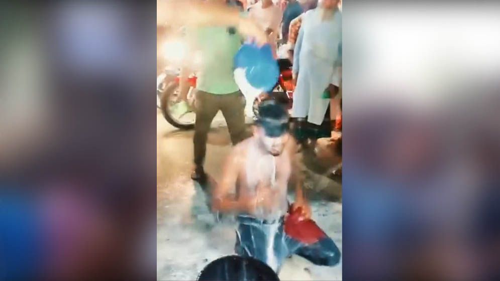 অনলাইন জুয়ায় সর্বস্বান্ত হয়ে দুধ দিয়ে গোসল যুবকের