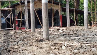 বিবেক চত্বরে পাকা রাস্তার পাশে সরকারি জমি কেটে মন্দিরের মাটি ভরাট।