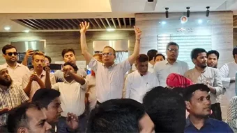 ভাতা ও রেশন চালুর দাবিতে অর্থ উপদেষ্টার কক্ষের সামনে কর্মচারীদের অবস্থান