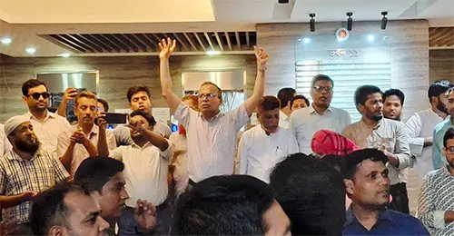 ভাতা ও রেশন চালুর দাবিতে অর্থ উপদেষ্টার কক্ষের সামনে কর্মচারীদের অবস্থান