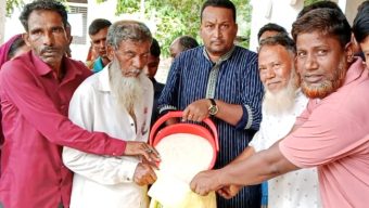 ঘিওর উপজেলার সিংজুরীতে ভিজিএফের চাউল বিতরণ”