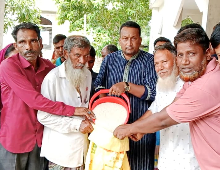 ঘিওর উপজেলার সিংজুরীতে ভিজিএফের চাউল বিতরণ”