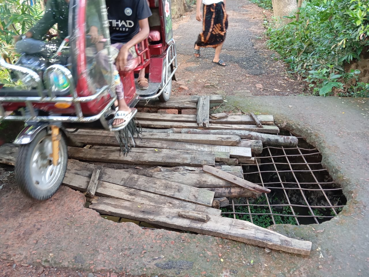 রাজাপুরে ভাঙা কালভার্টে ঝুঁকিপূর্ণ চলাচল, ভোগান্তিতে এলাকাবাসী