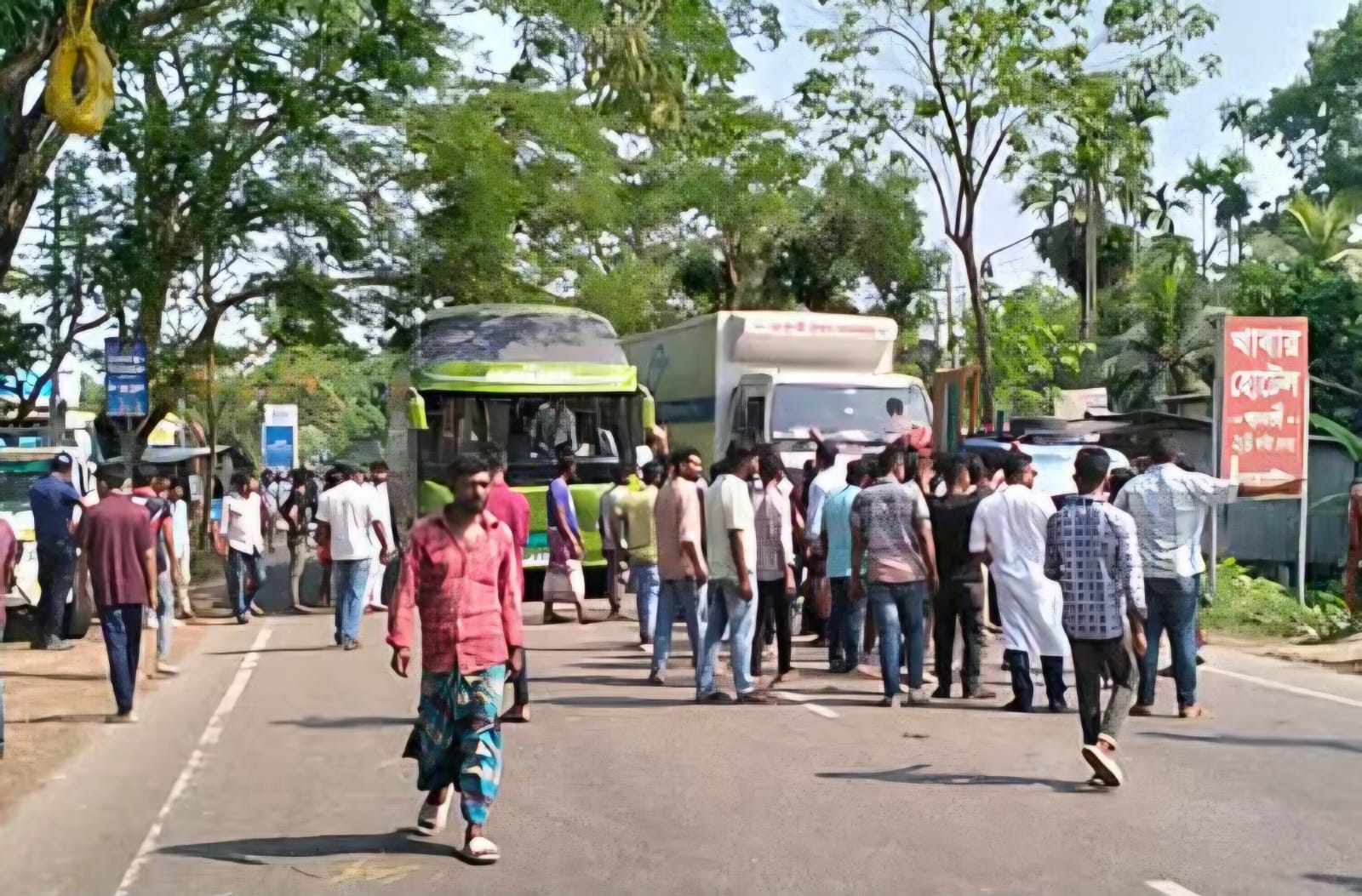 বরিশালে বাস চাপায় শ্রমিকের মৃত্যু”
