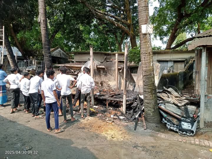 গাইবান্ধার বল্লমঝাড় বাজারে অগ্নিকাণ্ডে ৪টি দোকান ভশ্মীভূত  ১৩ লক্ষাধিক টাকার ক্ষয়ক্ষতি।