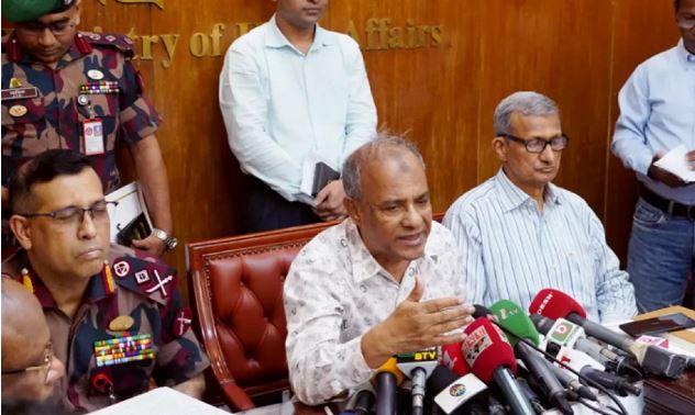 পুলিশের হাতে আর থাকবে না মারণাস্ত্র: স্বরাষ্ট্র উপদেষ্টা