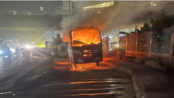 রামপুরায় টিভি ভবনের সামনে বাসে আগুন