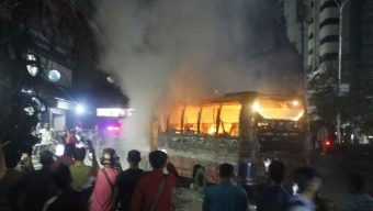 রাজধানী ঢাকার মহাখালীতে বৈশাখী পরিবহনের একটি চলন্ত বাসে আগুন