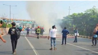 কুর্মিটোলায় চলন্ত প্রাইভেটকারে আগুন