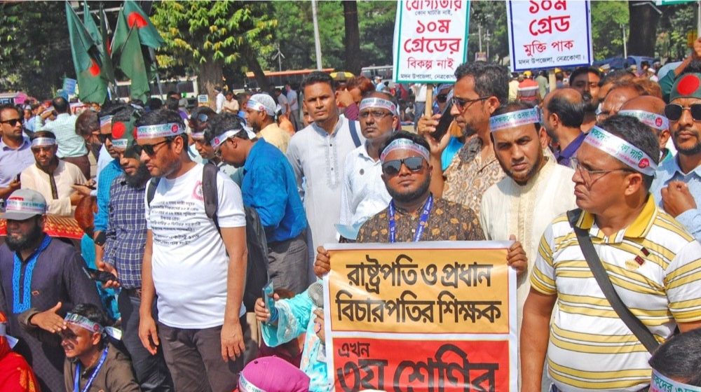 আন্দোলন করা অসংখ্য প্রাথমিক শিক্ষককে ভিন্ন জেলায় বদলি