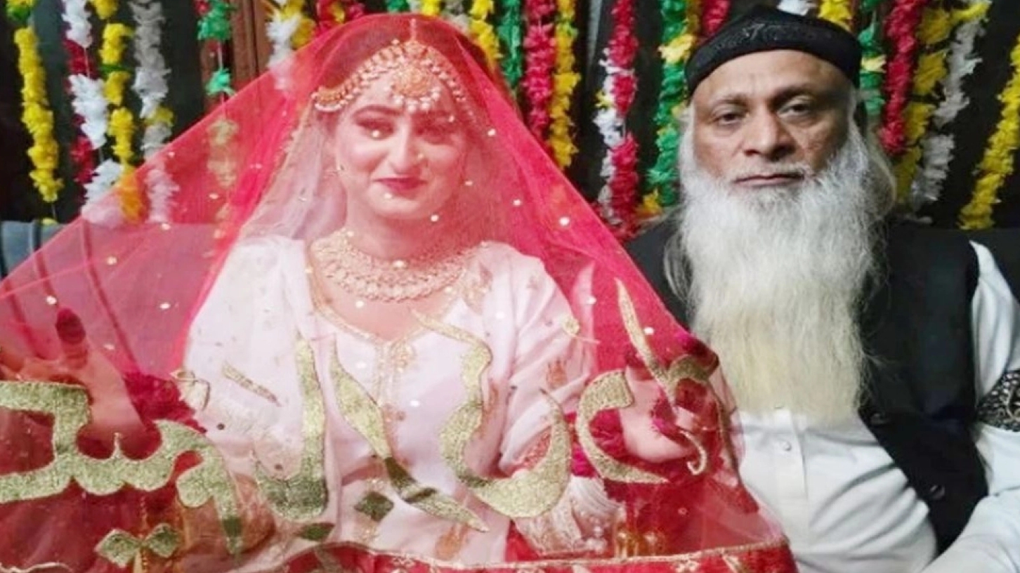 ৭০ বছর বয়সে ২২ বছর বয়সী তরুণীকে বিয়ে করলেন বৃদ্ধ