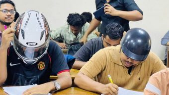 নিরাপত্তার শঙ্কায় হেলমেট পরে পরীক্ষার হলে জবি শিক্ষার্থীরা